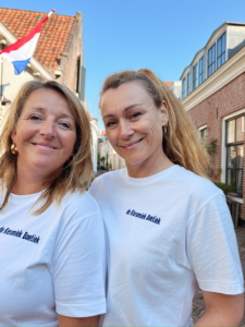 Marjolein en Sara in een wit t-shirt met daarop het logo van de keramiek boetiek