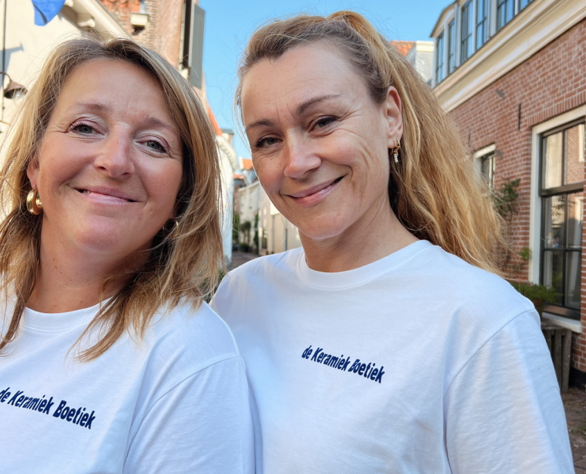 Marjolein en Sara in een wit t-shirt met daarop het logo van de keramiek boetiek