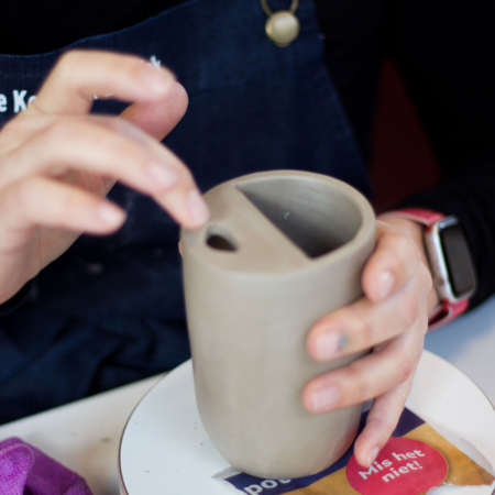 sip to go mug die in elkaar is gezet en nog even gladgestreken wordt