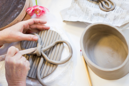 deksel met strik van klei, voorbeeld van handvormcursus, vorm gemaakt met rolletjes