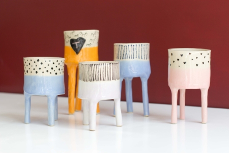 Resultaten van de potjes op pootjes workshop: diverse hoogtes potjes met verschillende kleuren glazuur