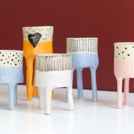 Resultaten van de potjes op pootjes workshop: diverse hoogtes potjes met verschillende kleuren glazuur