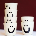 diverse mokjes met een smiley erop