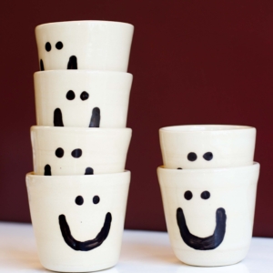diverse mokjes met een smiley erop