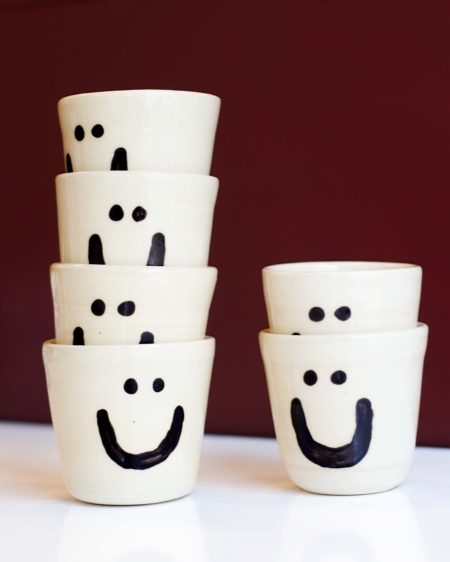 diverse mokjes met een smiley erop