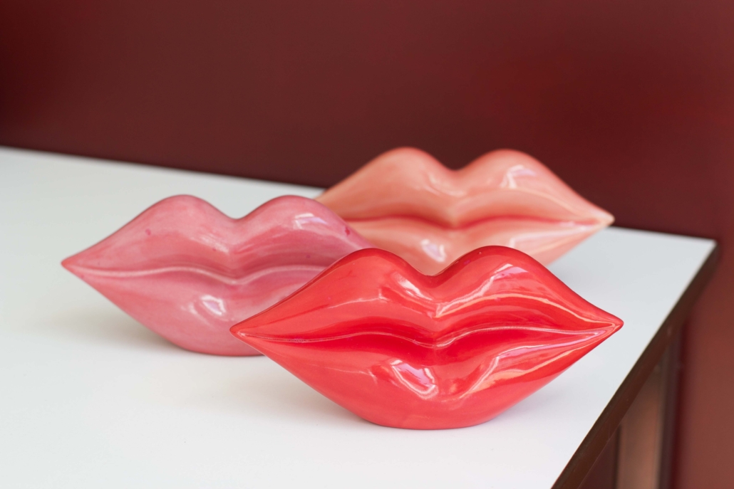 Drie lipvormen in rood, roze en lichtrood van keramiek, gegoten door Sara