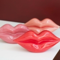 Drie lipvormen in rood, roze en lichtrood van keramiek, gegoten door Sara