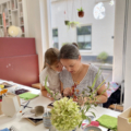 moeder en dochter werken samen aan een project tijdens de workshop Made by Us