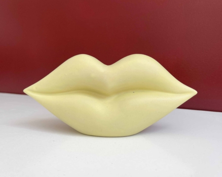 Lippen van keramiek in matgeel