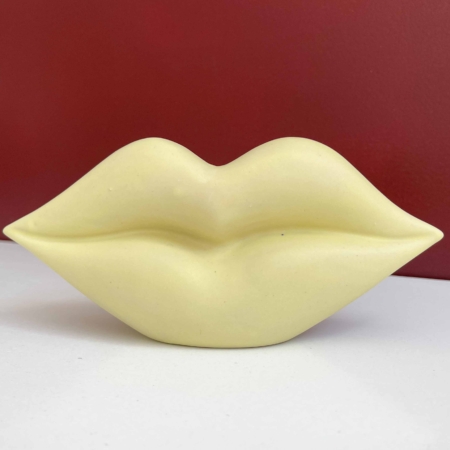 Lippen van keramiek in matgeel