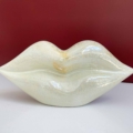 lippen van keramiek in een gele kleur