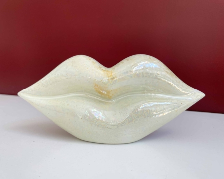 lippen van keramiek in een gele kleur