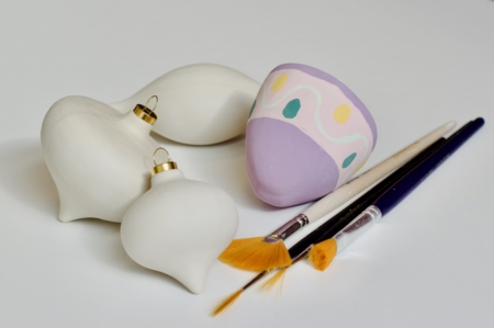 drie gegoten kerstballen met penselen voor de workshop kerstbal glazuren