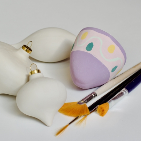 drie gegoten kerstballen met penselen voor de workshop kerstbal glazuren