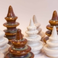 groepje kerstboompjes van keramiek met verschillende glazuren
